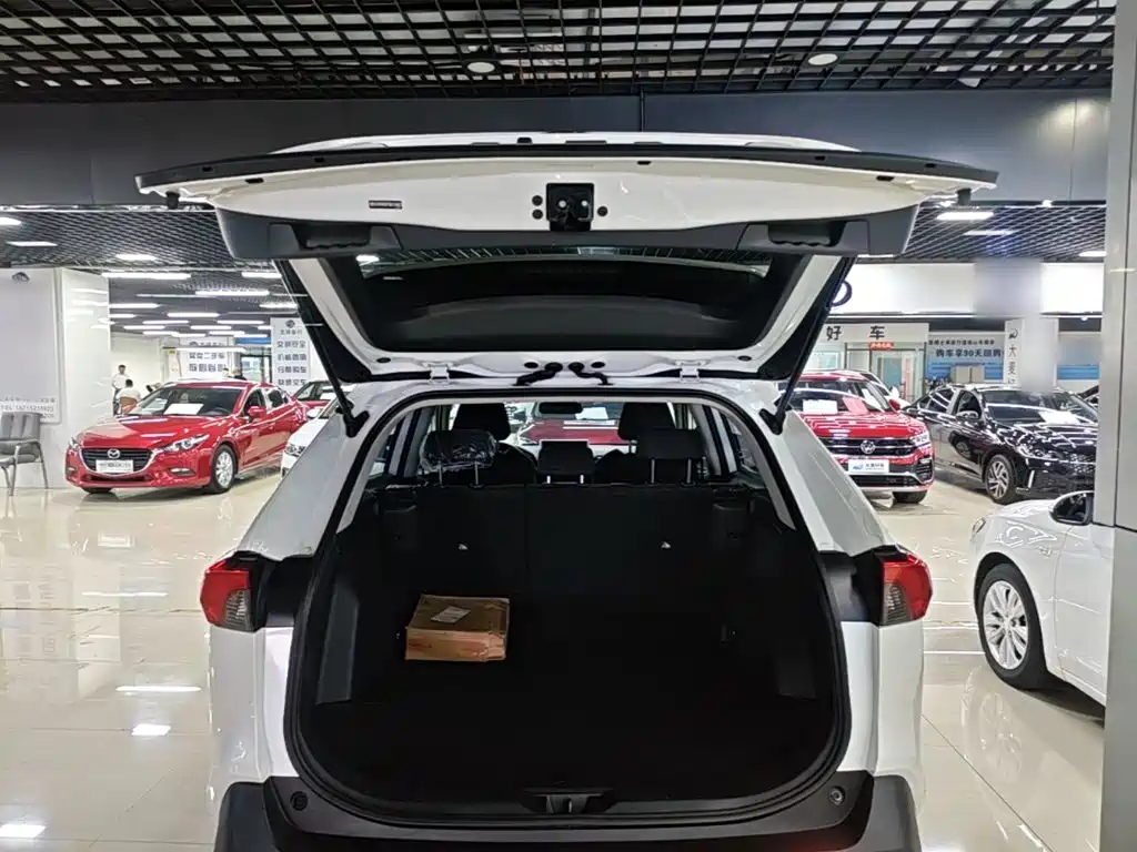 Toyota RAV4 — фото 18