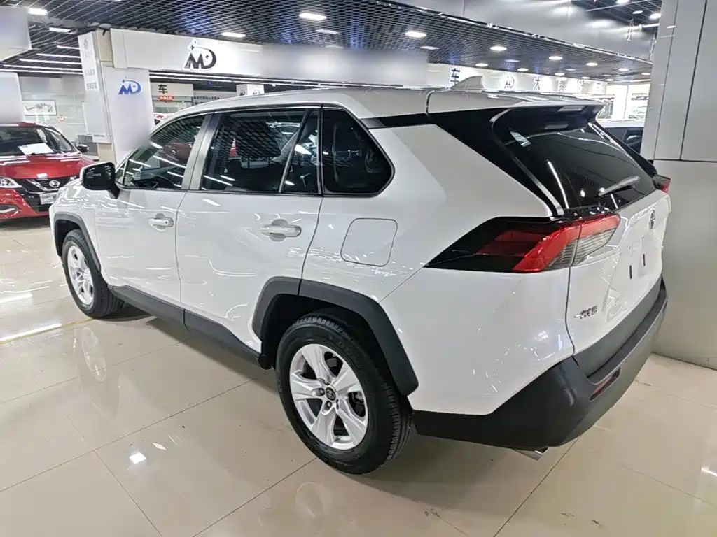 Toyota RAV4 — фото 4