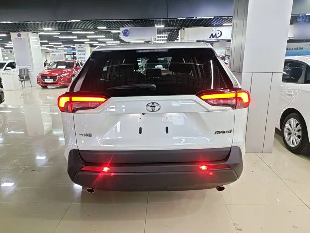 Toyota RAV4 — фото 5