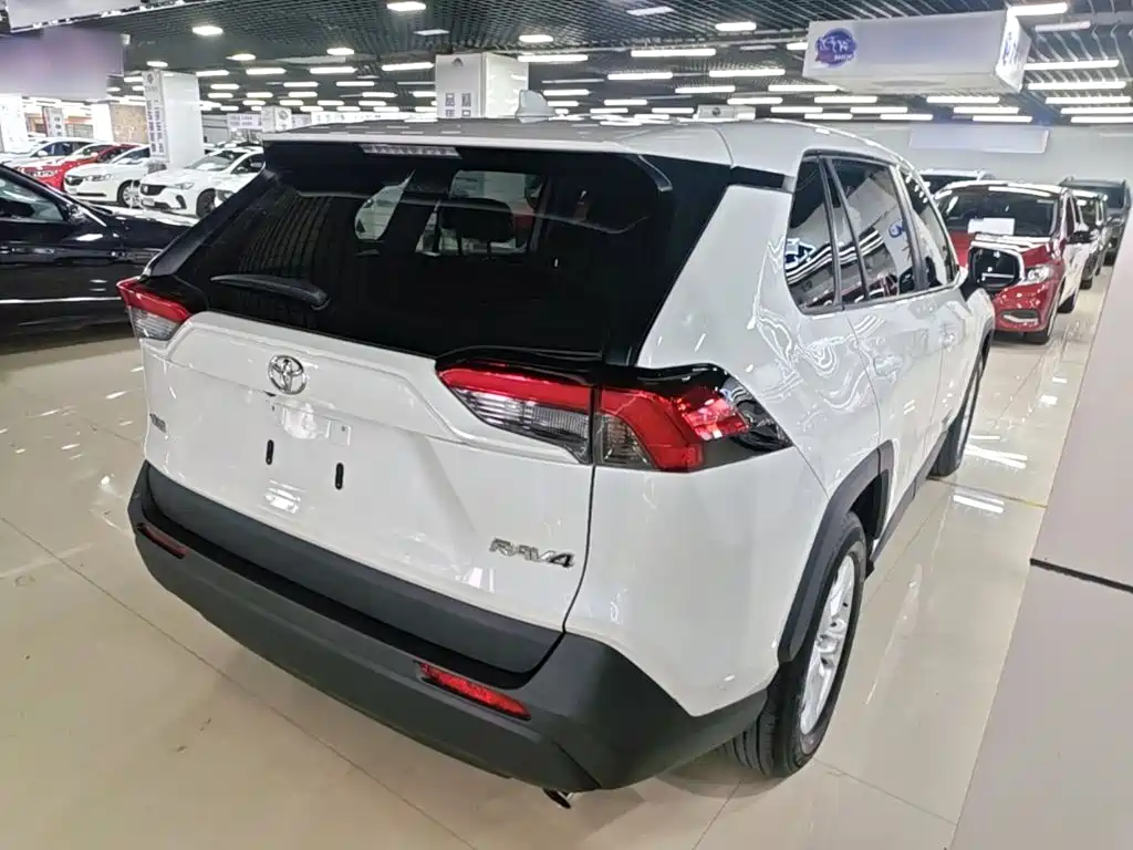 Toyota RAV4 — фото 6