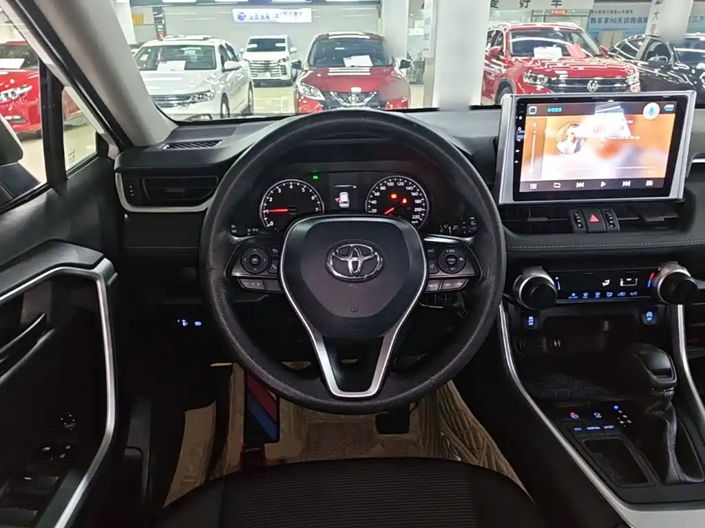 Toyota RAV4 — фото 10