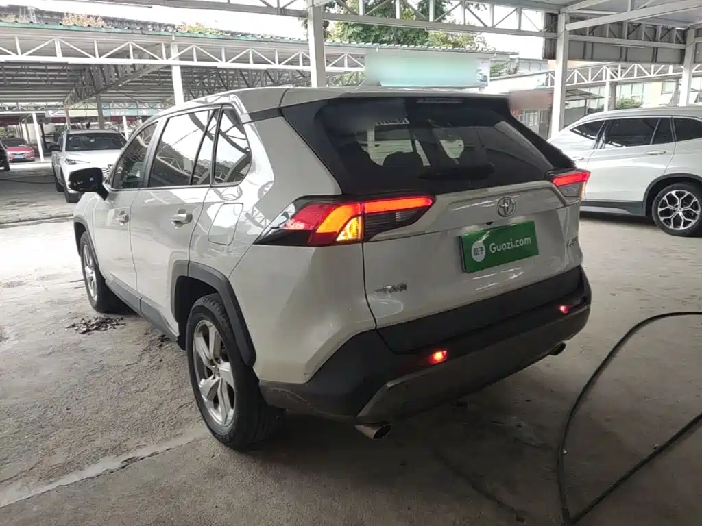 Toyota RAV4 — фото 4
