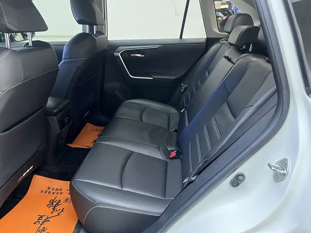 Toyota RAV4 — фото 7
