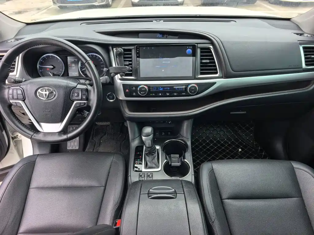 Toyota Highlander — фото 11