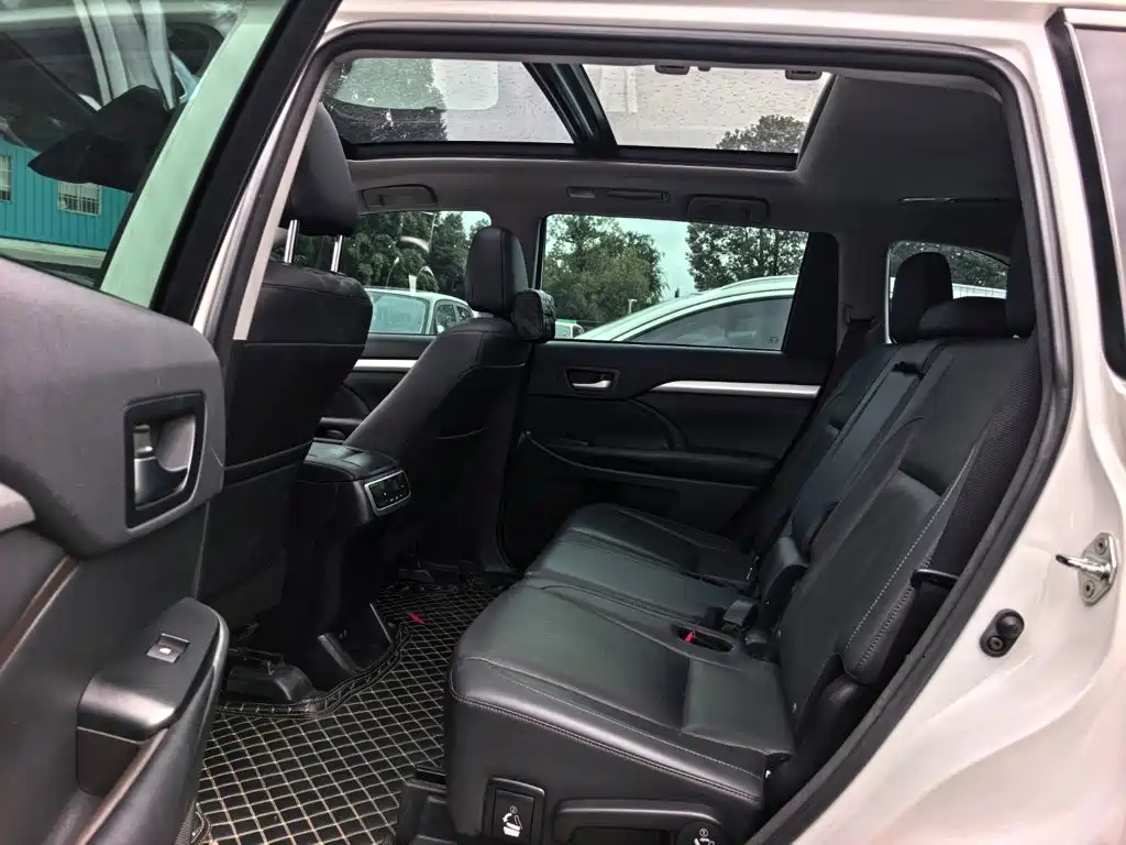 Toyota Highlander — фото 10