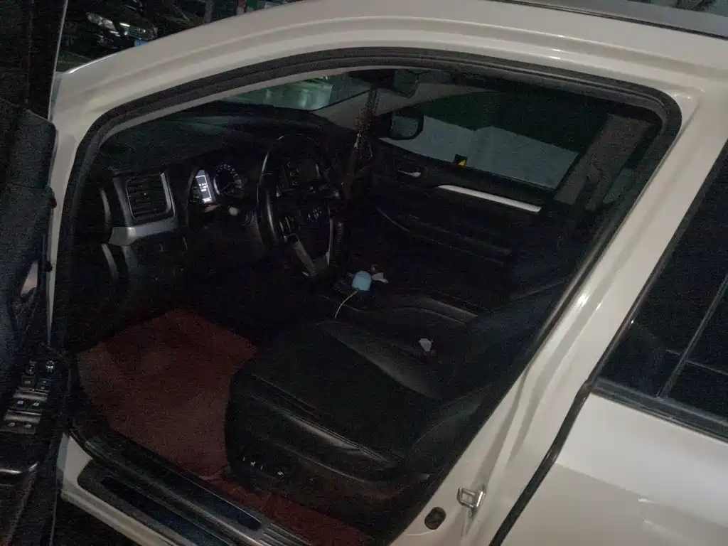 Toyota Highlander — фото 11
