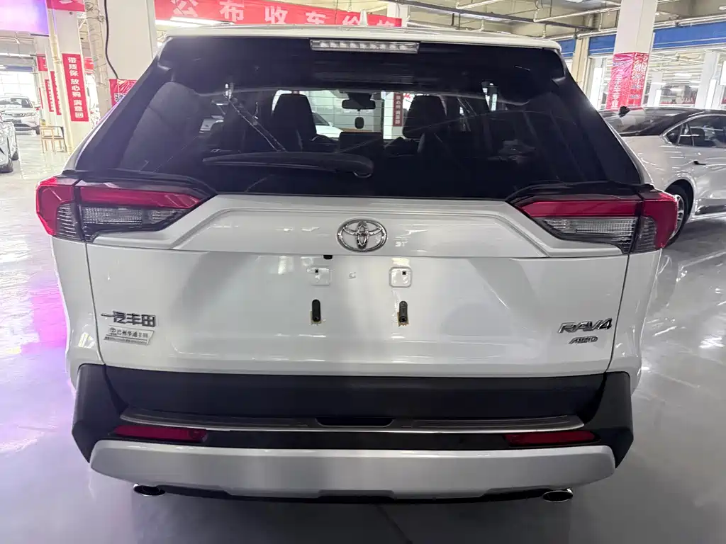 Toyota RAV4 — фото 18
