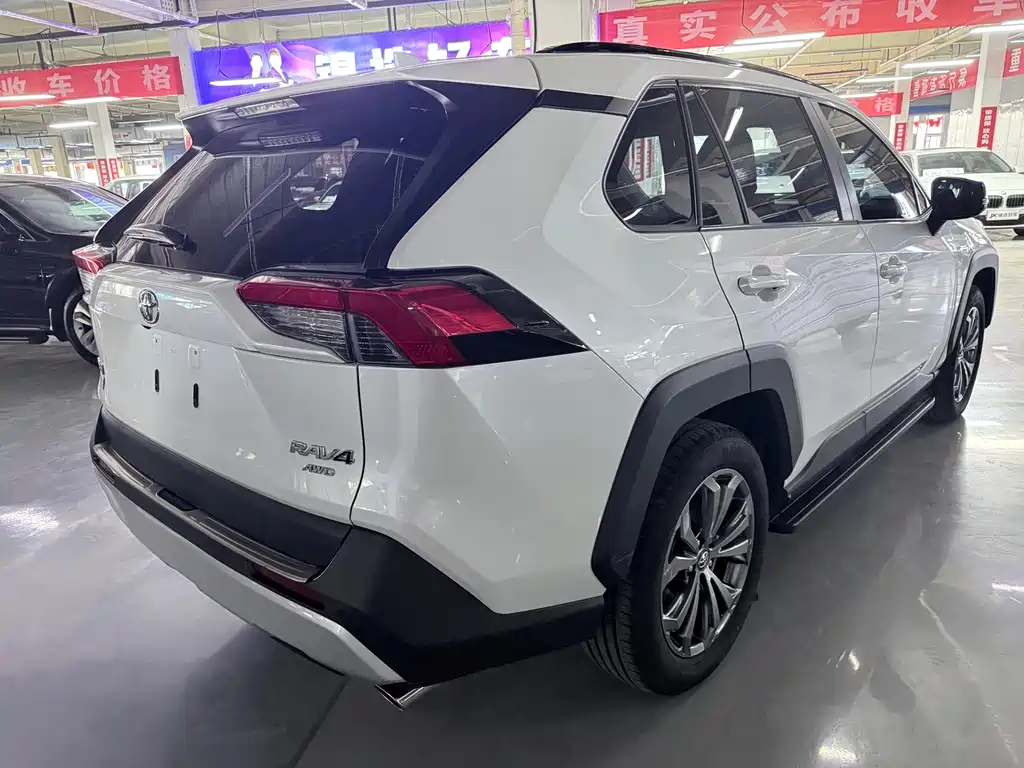 Toyota RAV4 — фото 19
