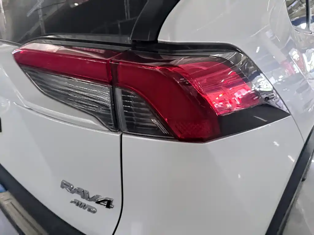 Toyota RAV4 — фото 20