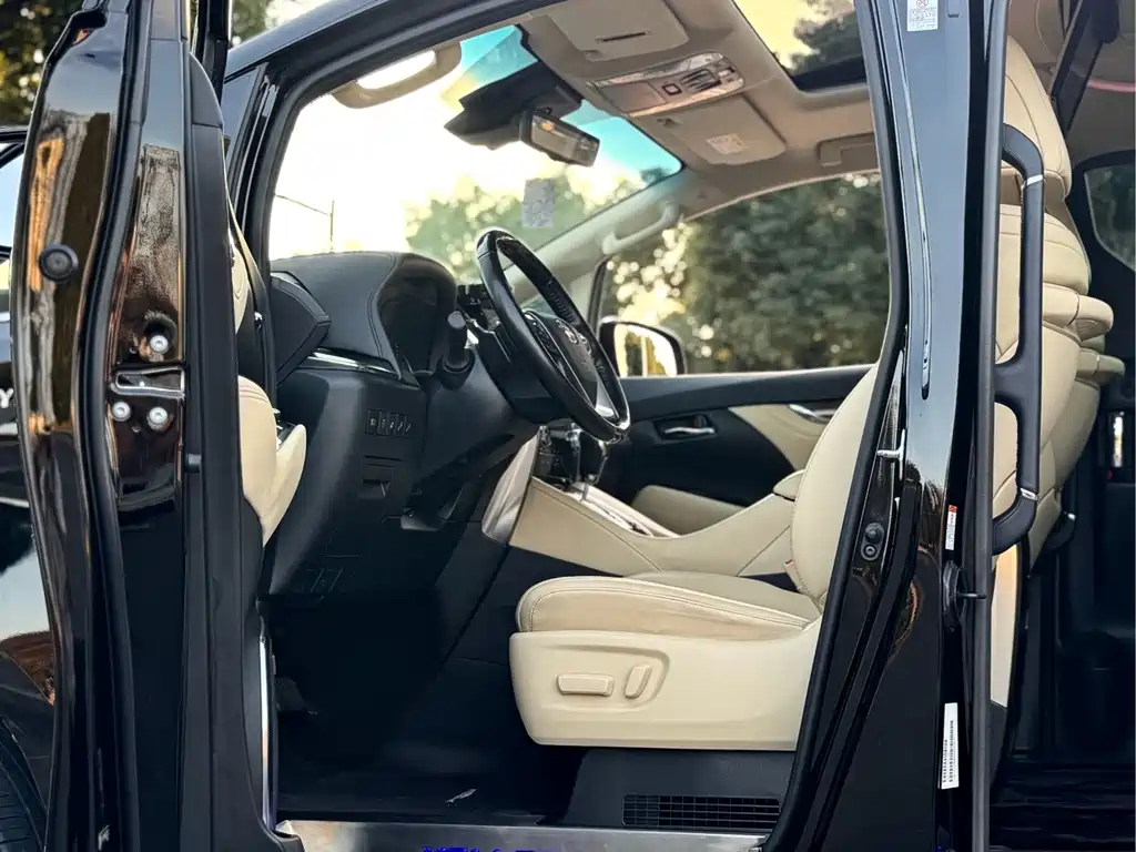 Toyota Vellfire — фото 8