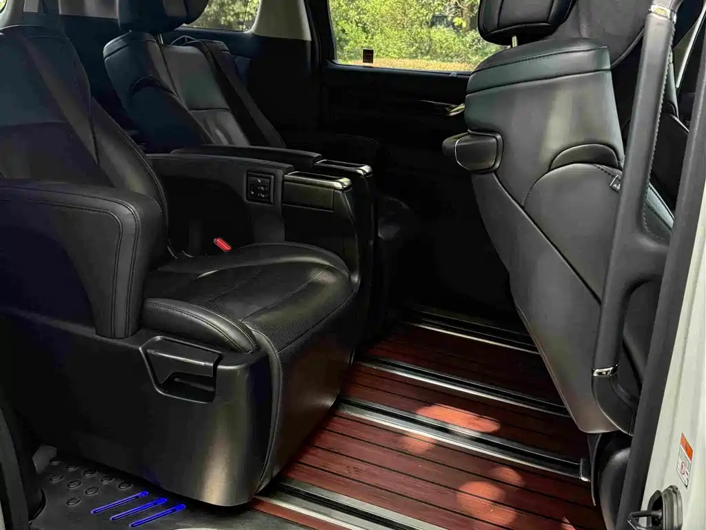 Toyota Vellfire — фото 13