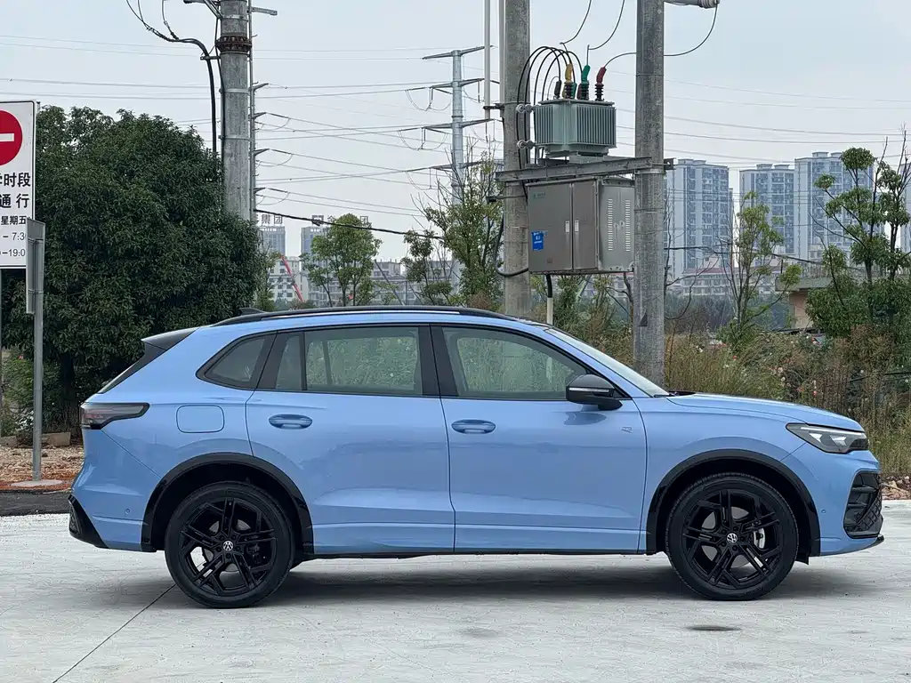 Volkswagen Tiguan L — фото 11