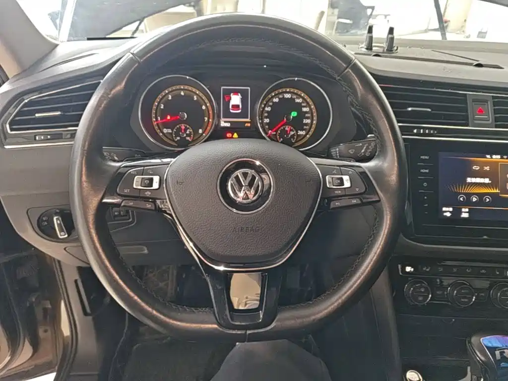 Volkswagen Tiguan L — фото 10