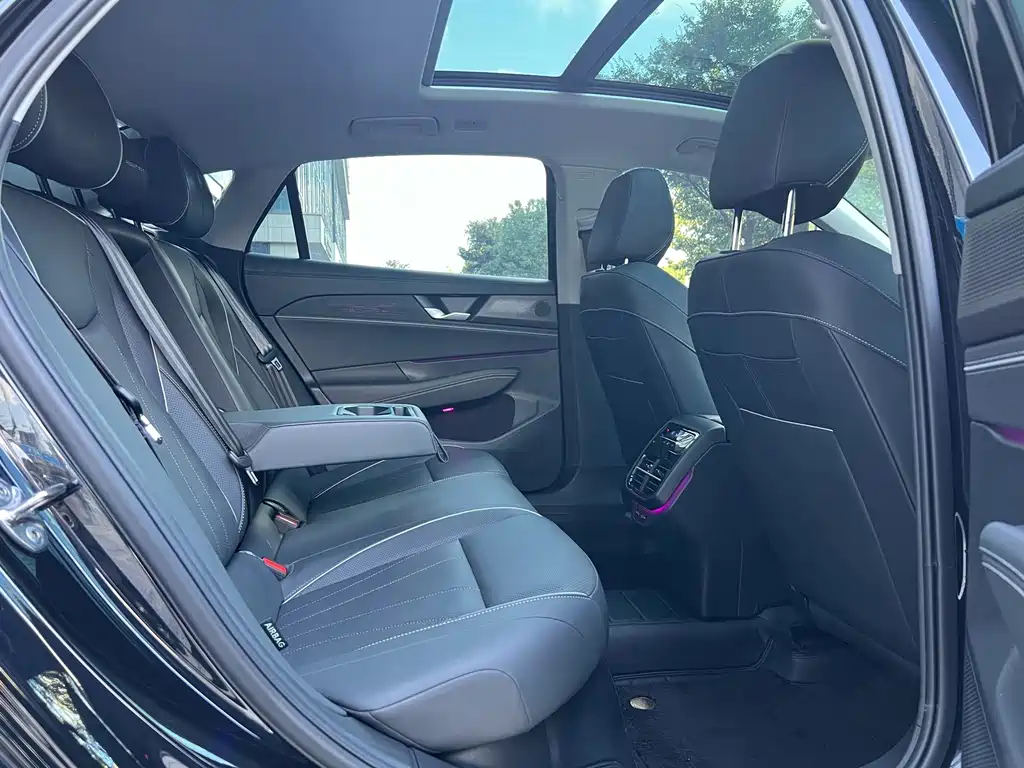 Volkswagen Passat — фото 13