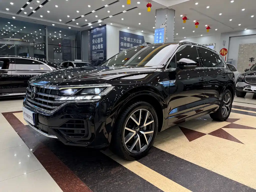 Volkswagen Touareg — фото 1