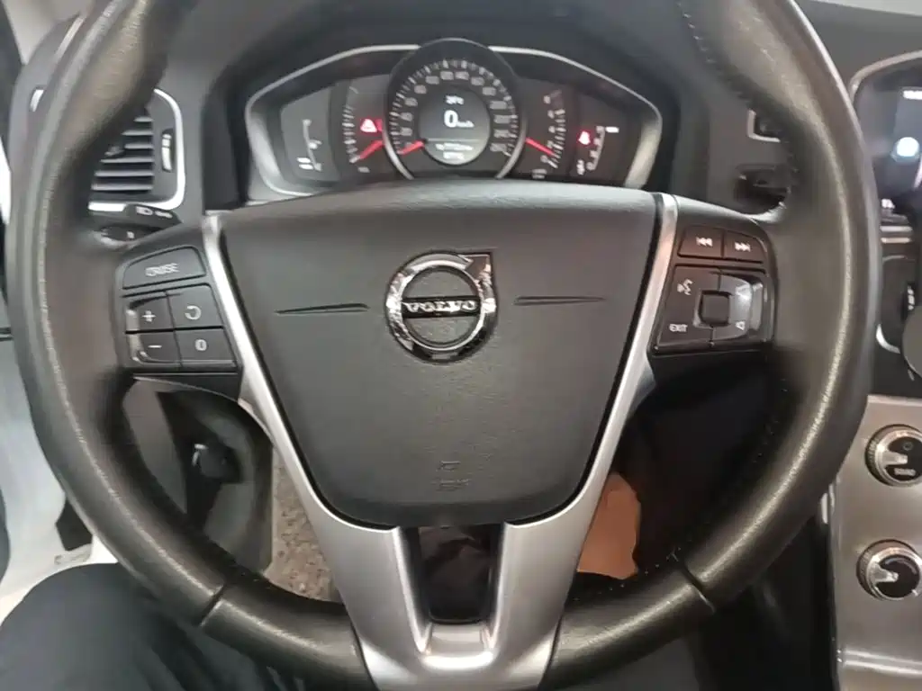 Volvo S60 — фото 10
