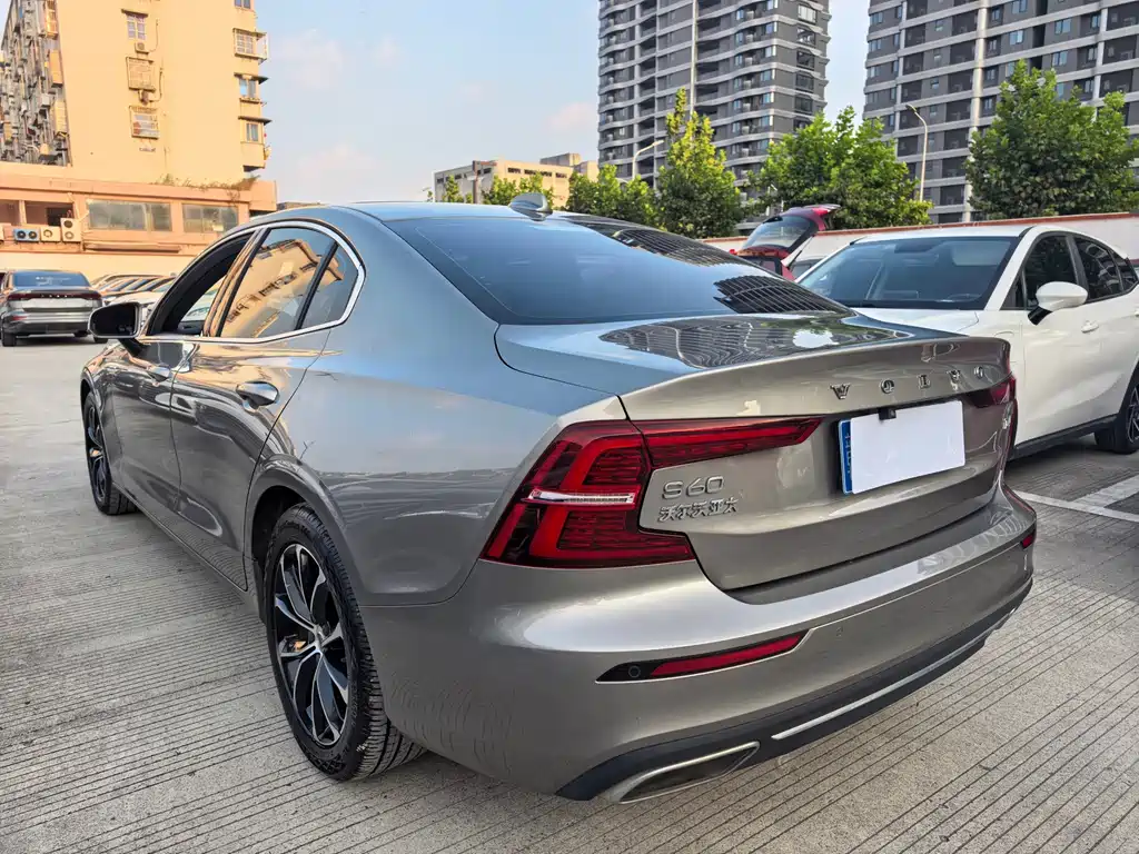 Volvo S60 — фото 10
