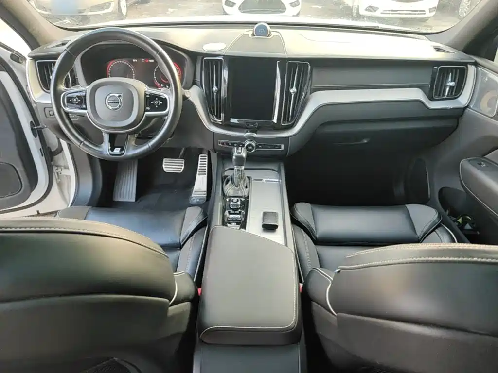 Volvo XC60 — фото 9
