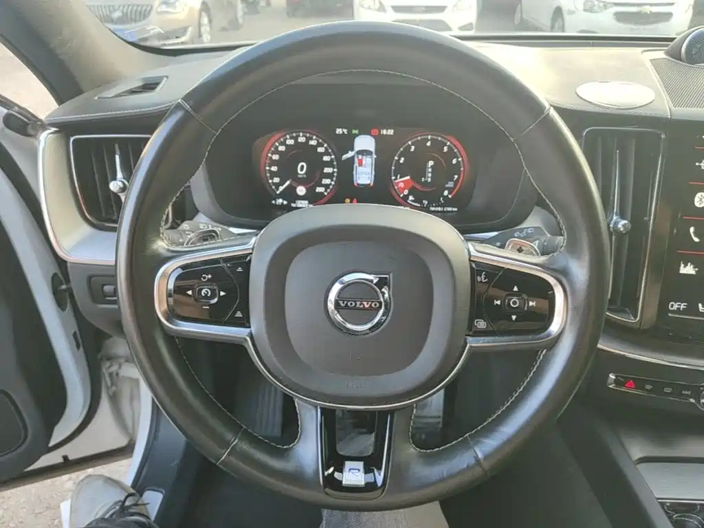 Volvo XC60 — фото 10