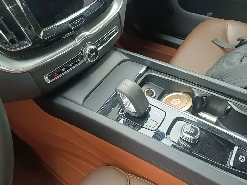 Volvo XC60 — фото 13