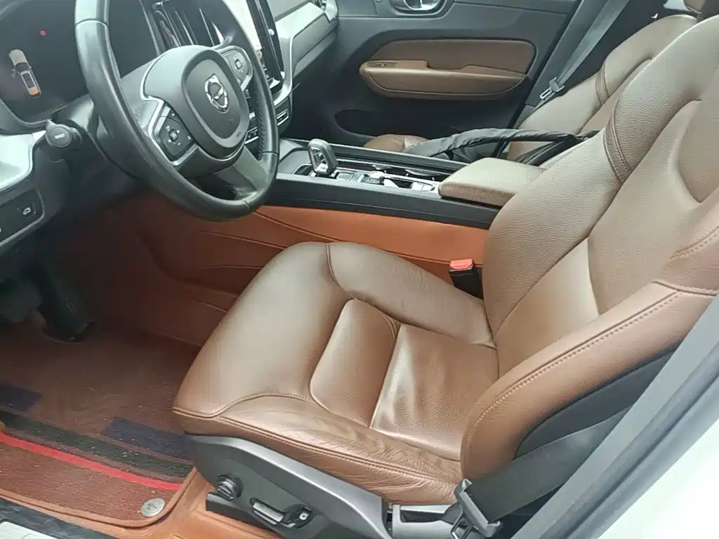 Volvo XC60 — фото 14