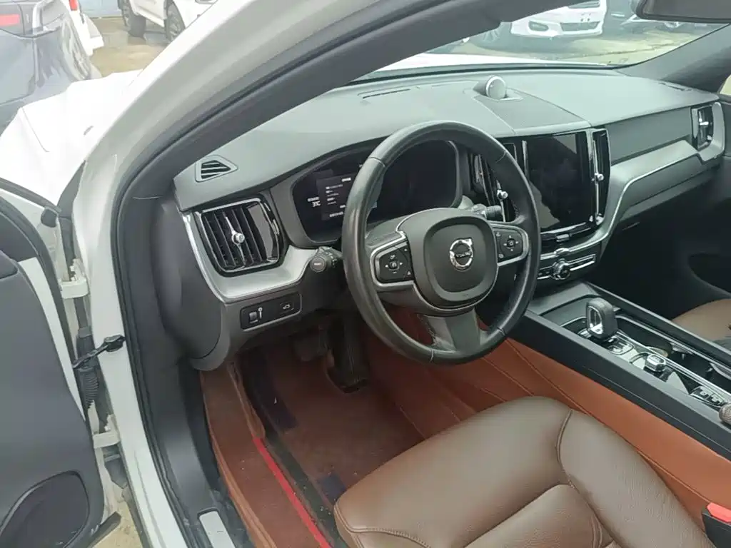 Volvo XC60 — фото 9