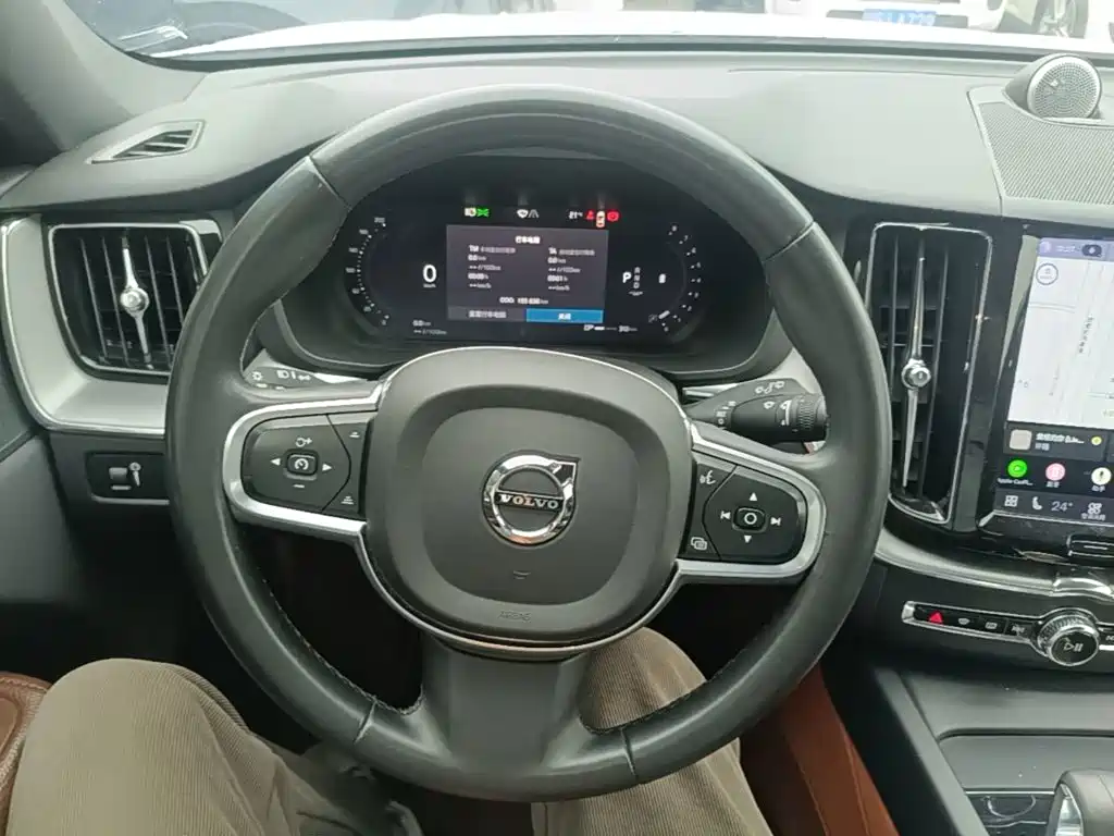 Volvo XC60 — фото 10