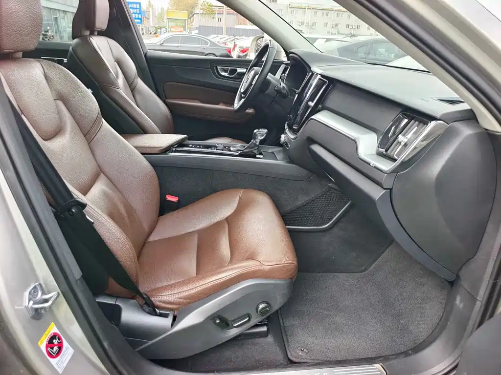 Volvo XC60 — фото 15