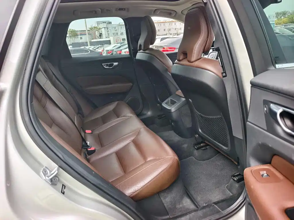 Volvo XC60 — фото 17