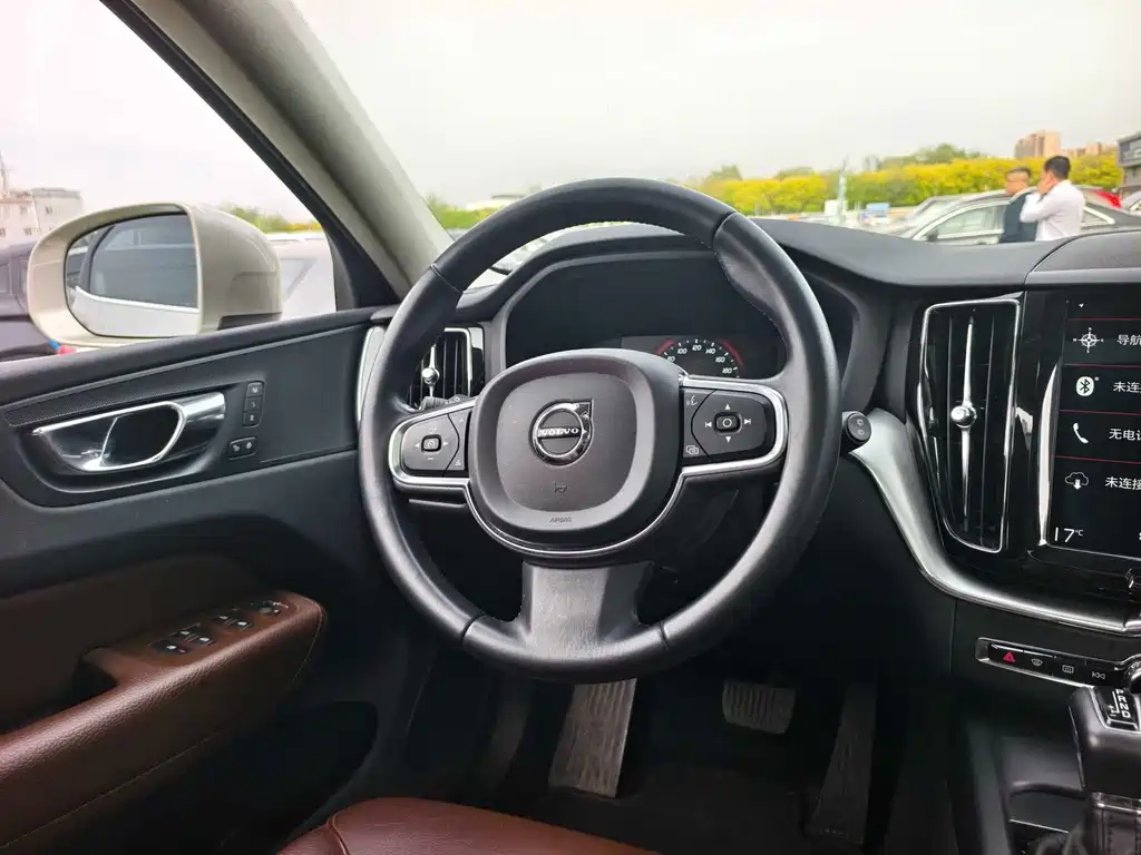 Volvo XC60 — фото 18