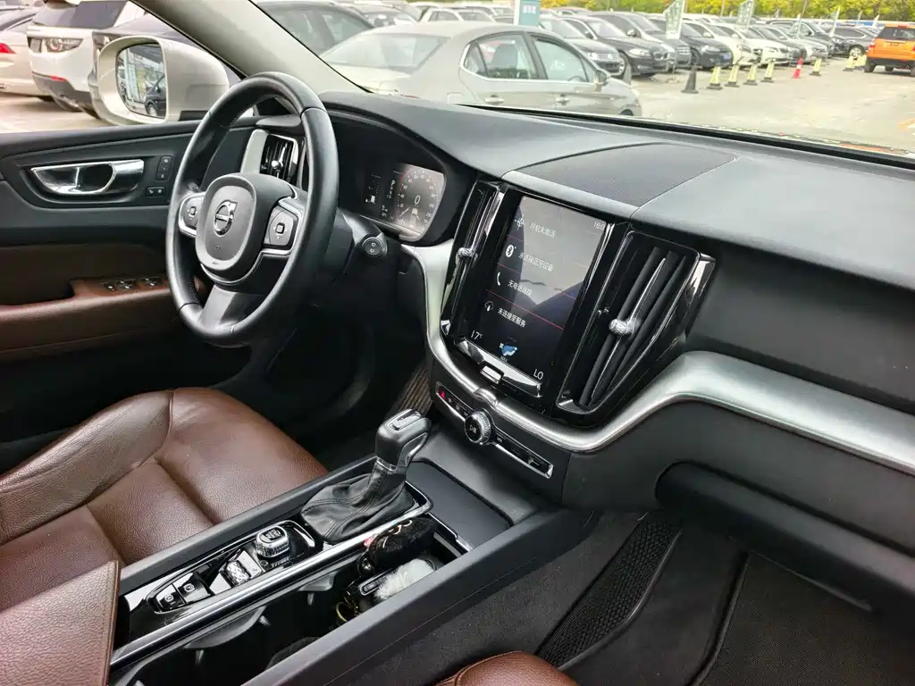 Volvo XC60 — фото 22