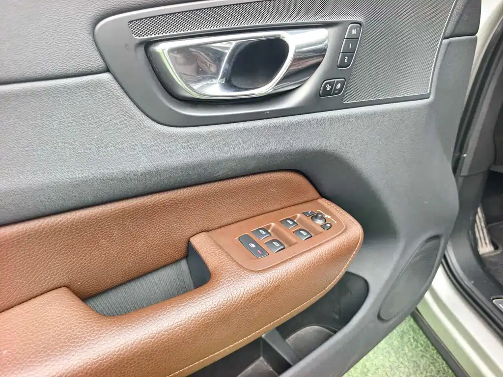 Volvo XC60 — фото 9