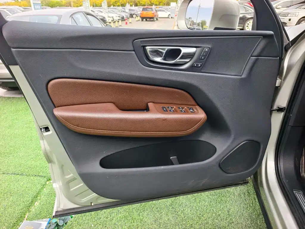 Volvo XC60 — фото 10