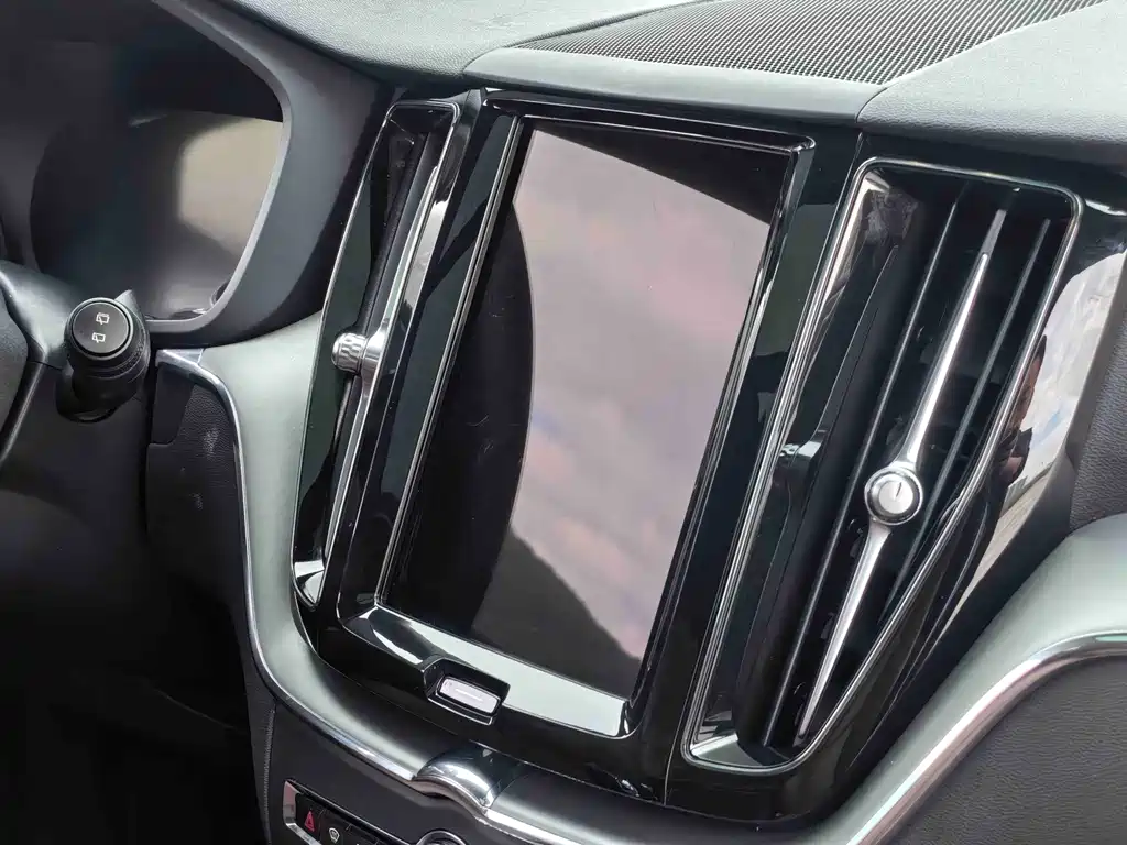 Volvo XC60 — фото 11