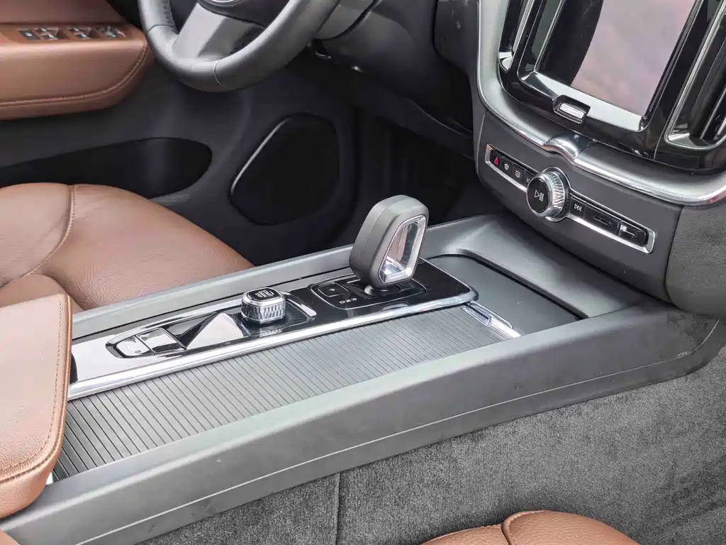 Volvo XC60 — фото 13
