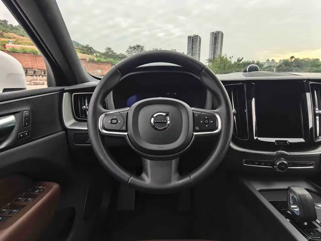 Volvo XC60 — фото 14