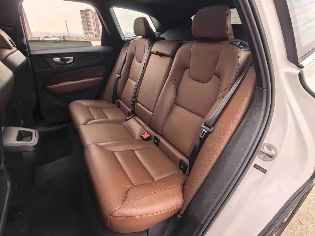 Volvo XC60 — фото 17