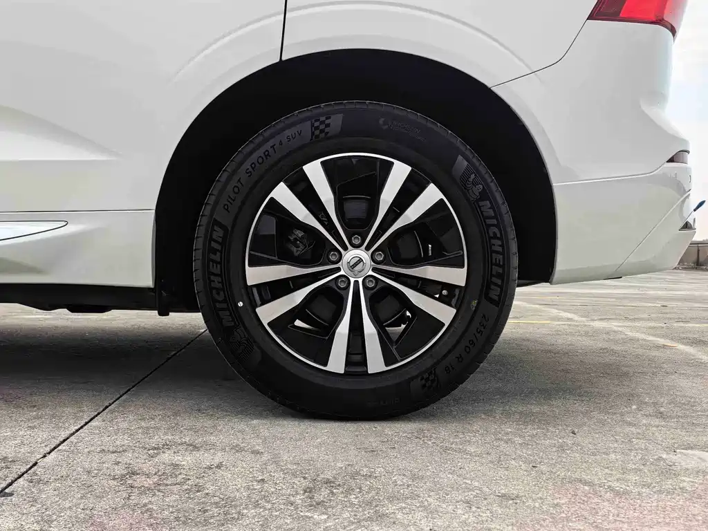 Volvo XC60 — фото 24