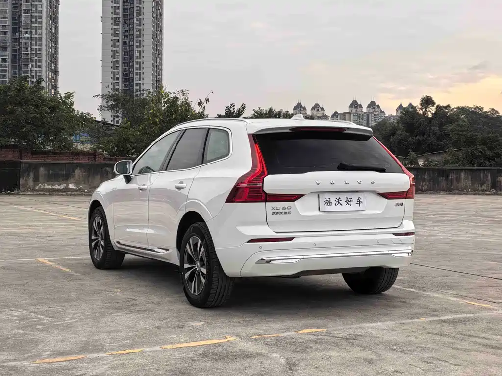 Volvo XC60 — фото 8