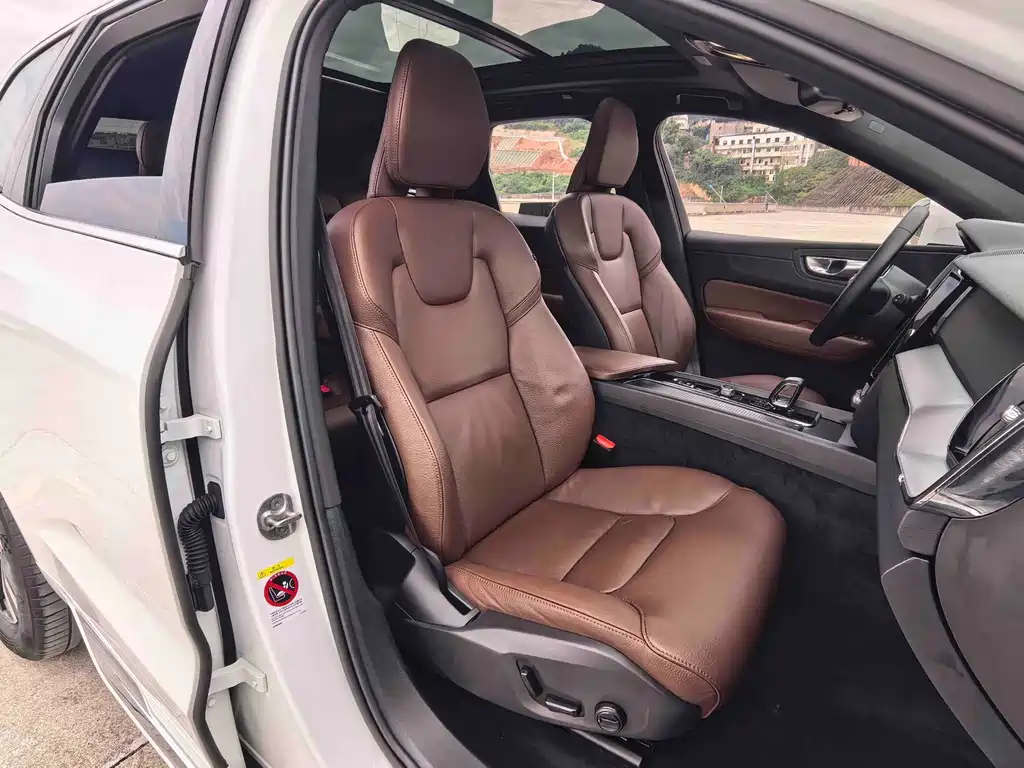 Volvo XC60 — фото 10
