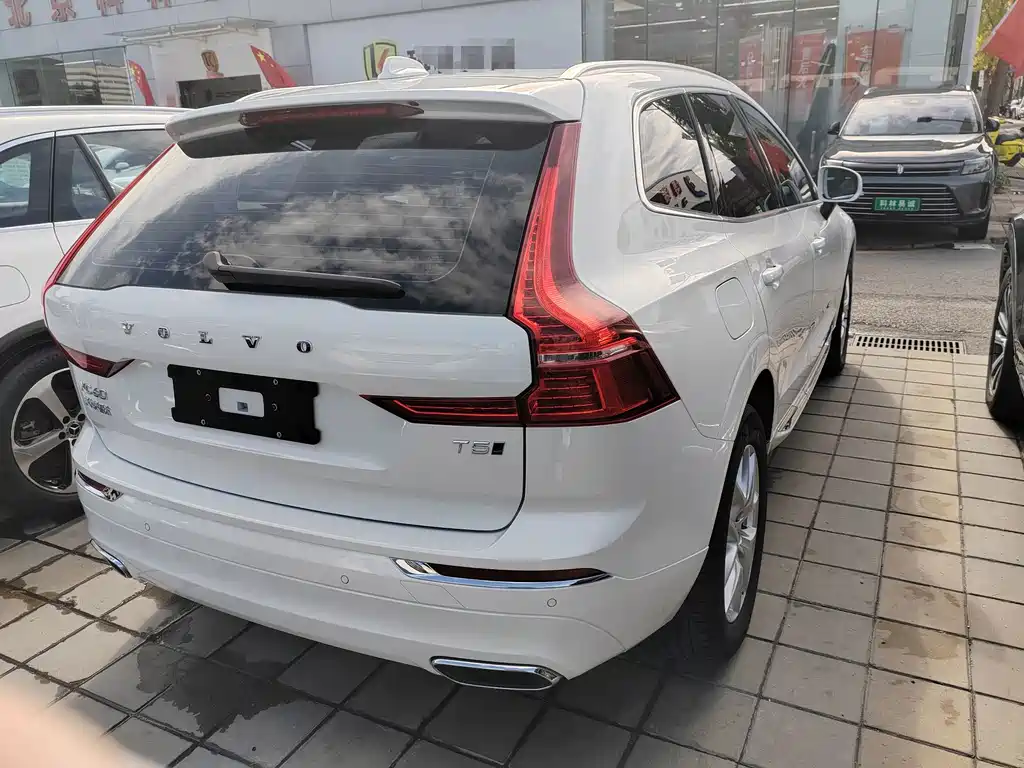 Volvo XC60 — фото 10