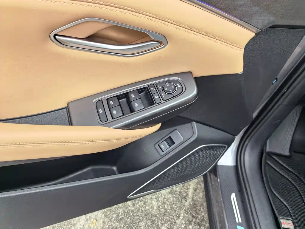 BYD L DM-i — фото 19