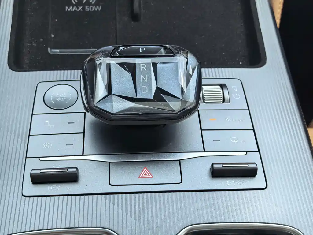 BYD L DM-i — фото 27