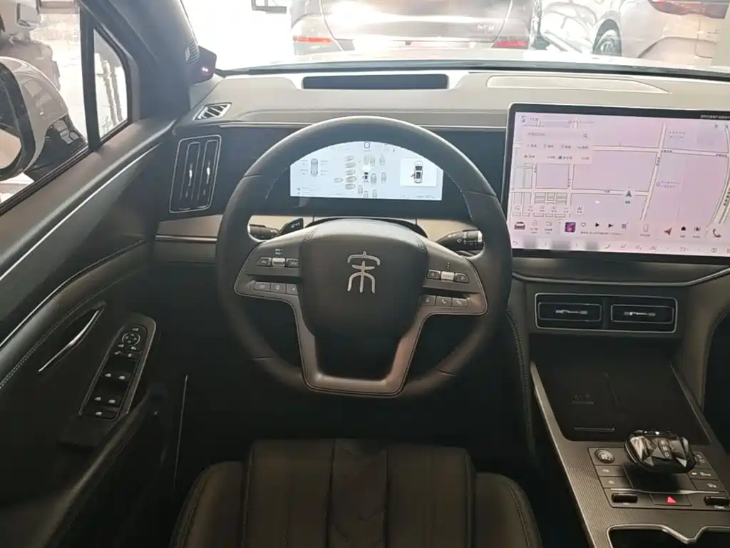 BYD L DM-i — фото 11