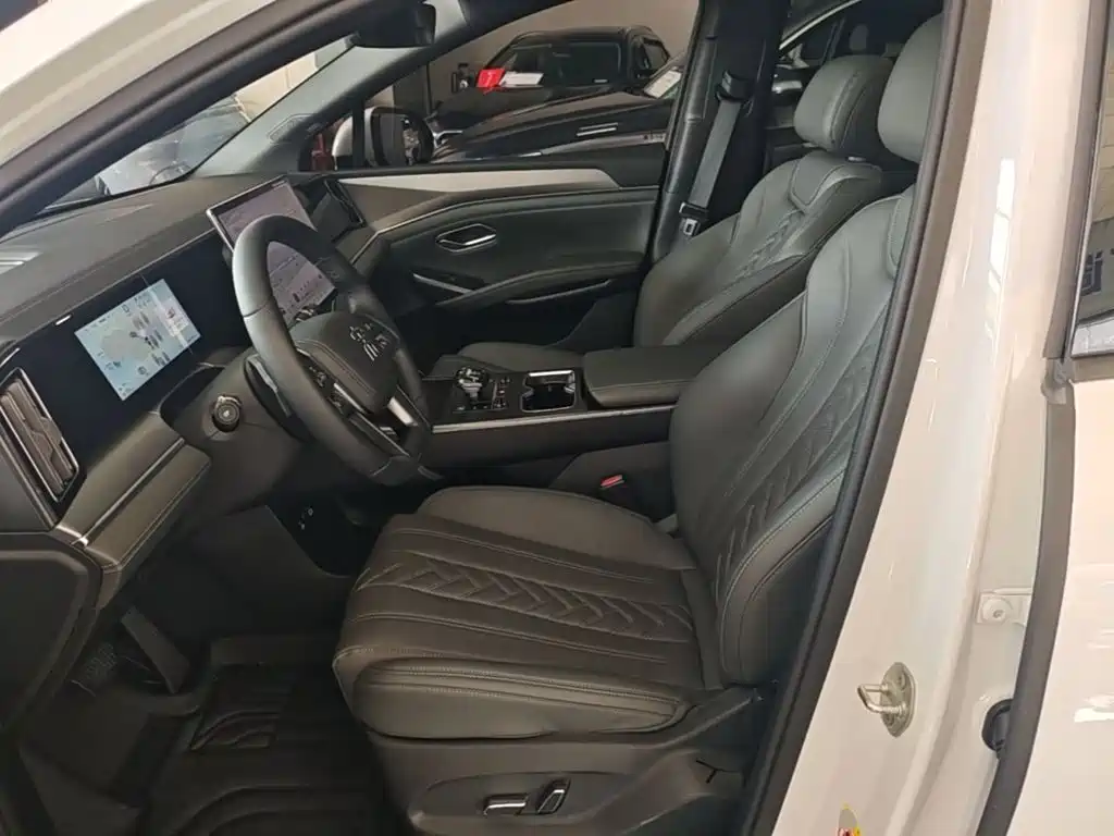 BYD L DM-i — фото 15