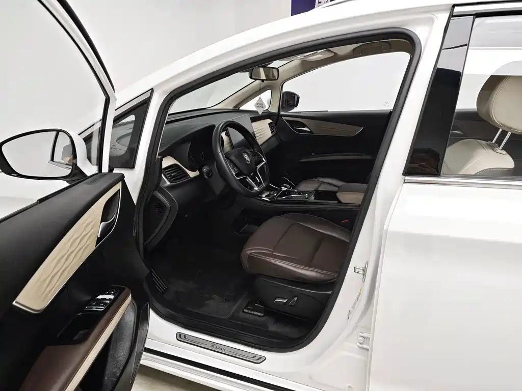 BYD MAX New Energy — фото 13