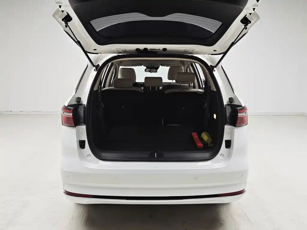 BYD MAX New Energy — фото 10