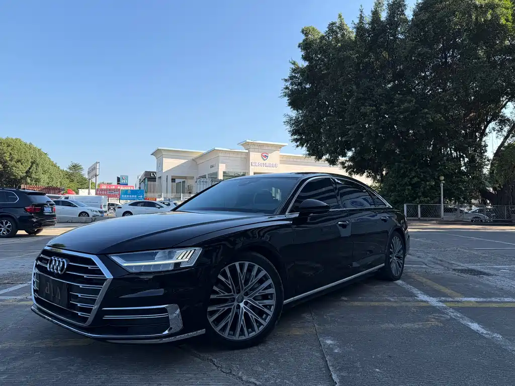 Audi A8 — фото 1