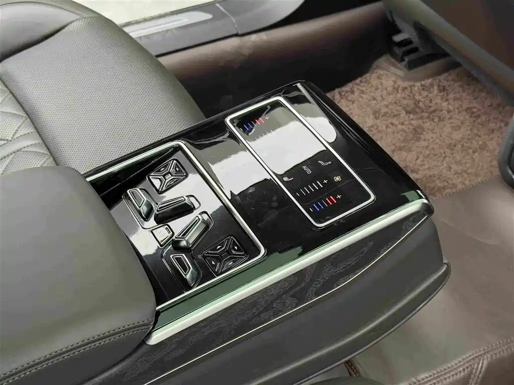 Audi A8 — фото 11
