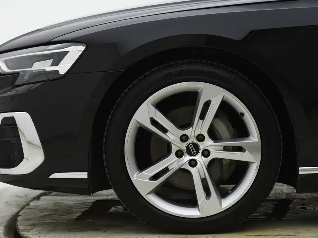 Audi A8 — фото 18